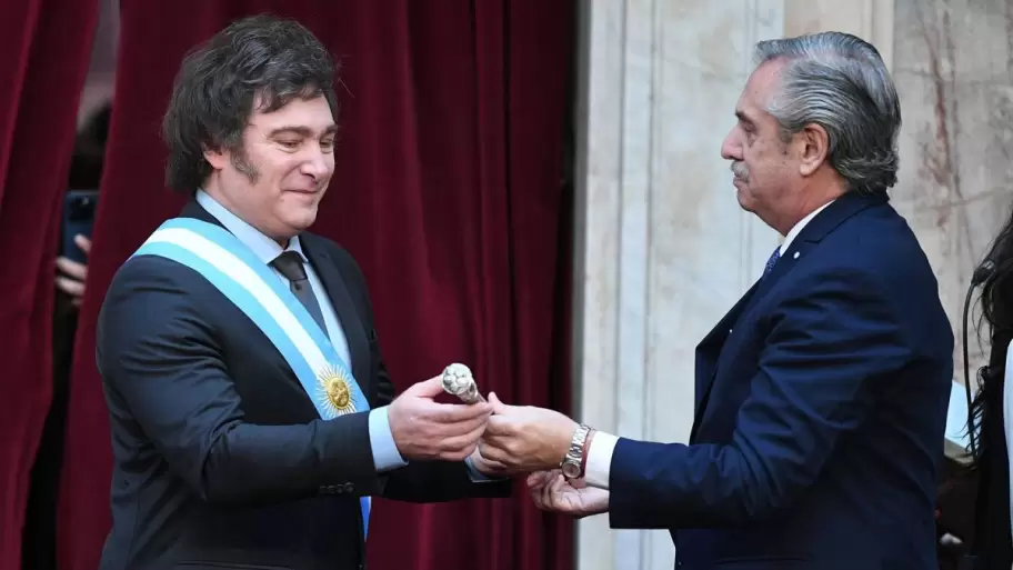 Javier Milei recibe el bastn presidencial por parte de Alberto Fernndez
