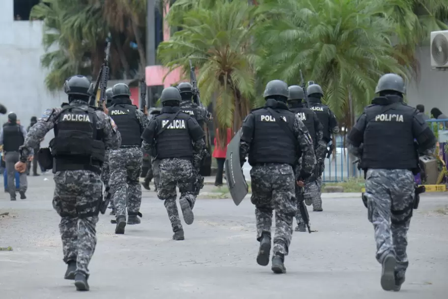 "Los ecuatorianos estn poniendo todas sus esperanzas en las Fuerzas Armadas", Mara Eugenia Garcs