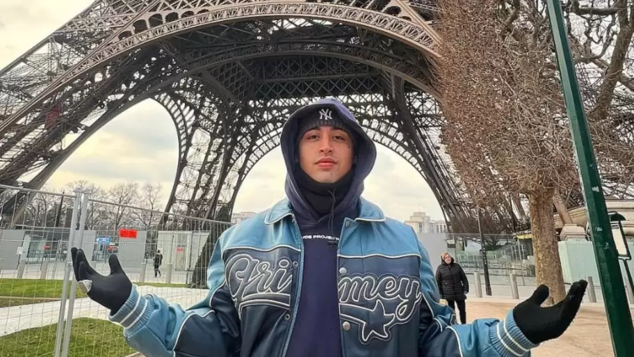 Tiago PZK en la Torre Eiffel.