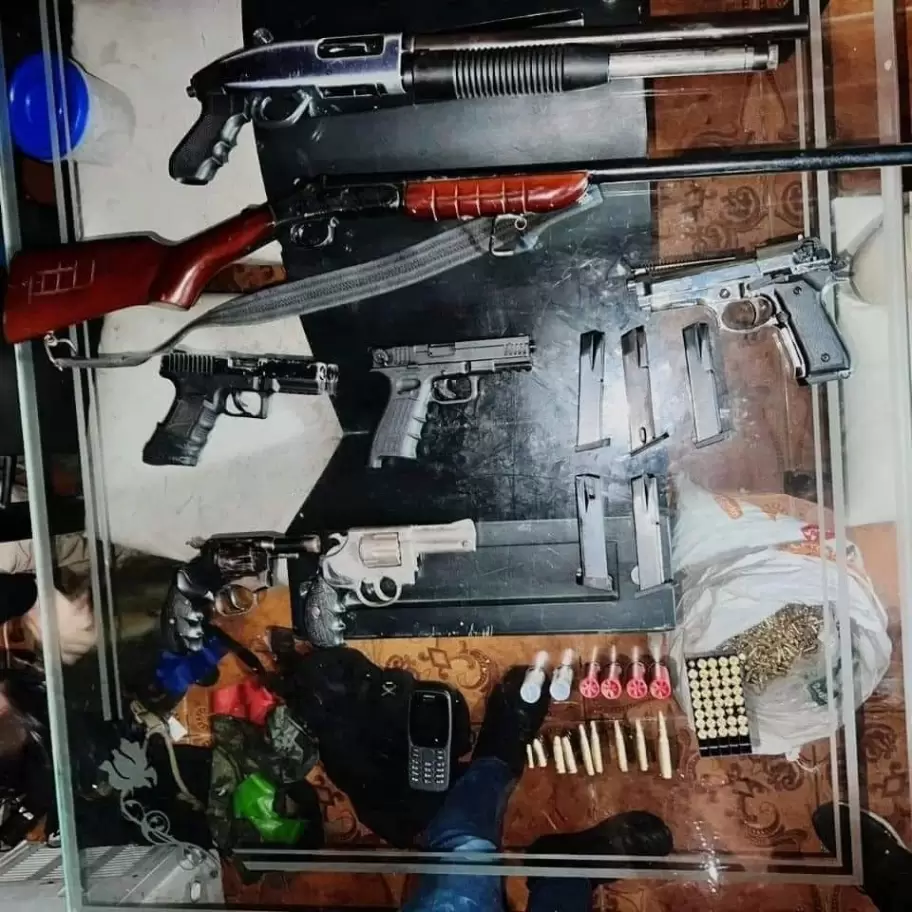 Arsenal de armas y terroristas aprehendidos en Ecuador.