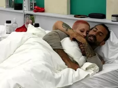 Juliana "Furia" Scaglione y Lisandro "Licha" Navarro abrazados en la cama.