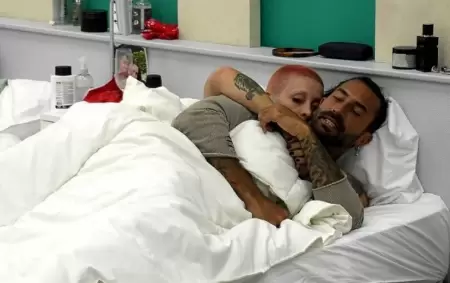 Juliana "Furia" Scaglione y Lisandro "Licha" Navarro abrazados en la cama.