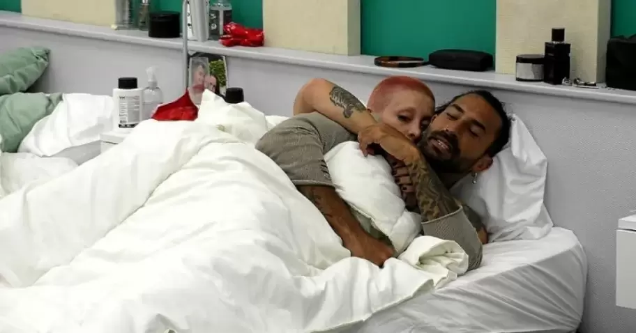 Juliana "Furia" Scaglione y Lisandro "Licha" Navarro abrazados en la cama.