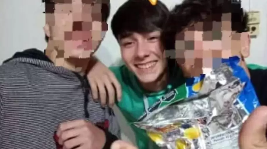 Nicols Riccardi tena 16 aos, quiso escapar de un asalto y fue apualado en su corazn.