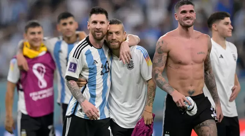 Lionel Messi abraza a Papu Gmez en el final del partido.