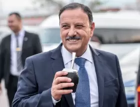 Ricardo Quintela redobló la apuesta en cuanto a salarios y ayuda social.