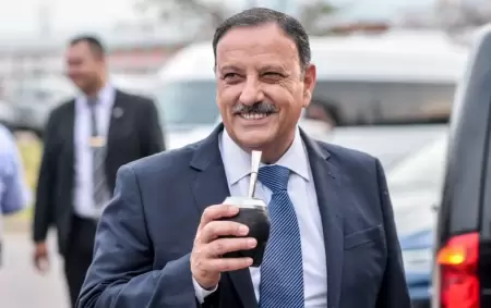 Ricardo Quintela redobló la apuesta en cuanto a salarios y ayuda social.