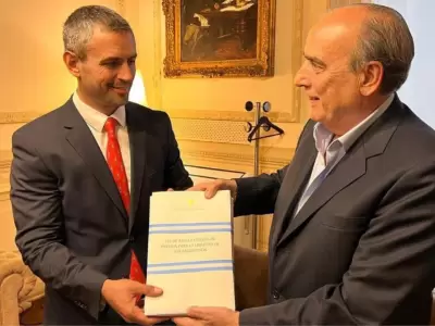 Martn Menem y Guillermo Francos, cuando el ministro le pas el proyecto de Ley Bases