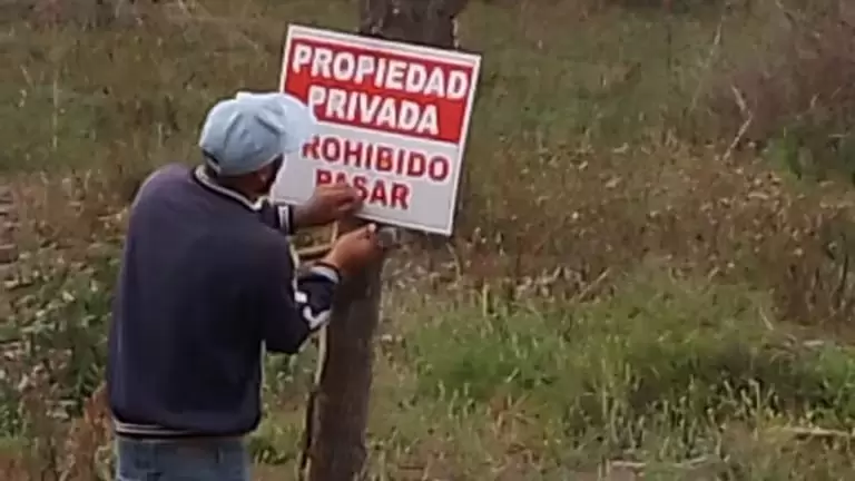 El dueo de parte de los terrenos donde se dio la Masacre de La Matanza haba colocado estos carteles en el predio.