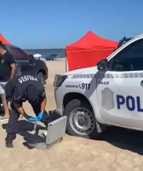 Los policias buscan a los pescadores.