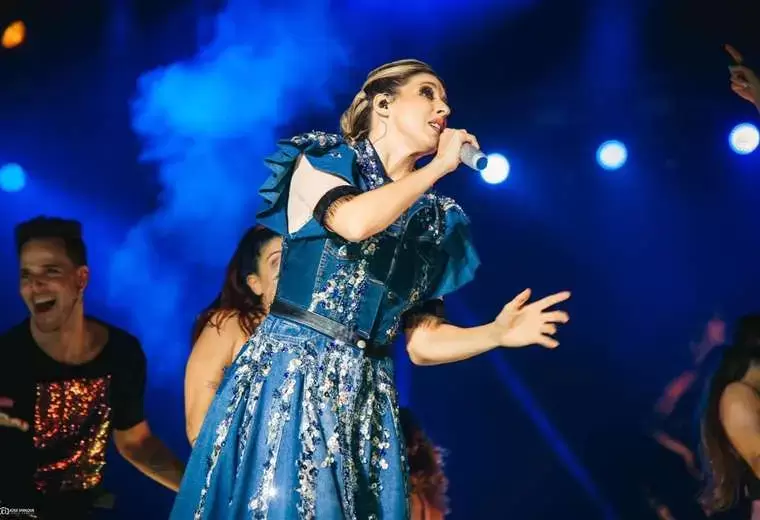 Florencia Bertotti interpretando "Mi vestido azul" en su concierto.