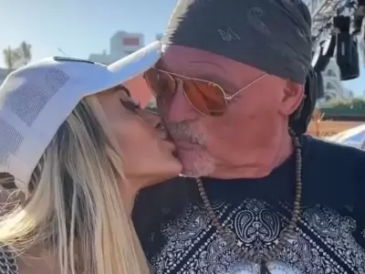 El beso de Walter "Alfa" Santiago y Anto Pane en una fiesta en Mar del Plata