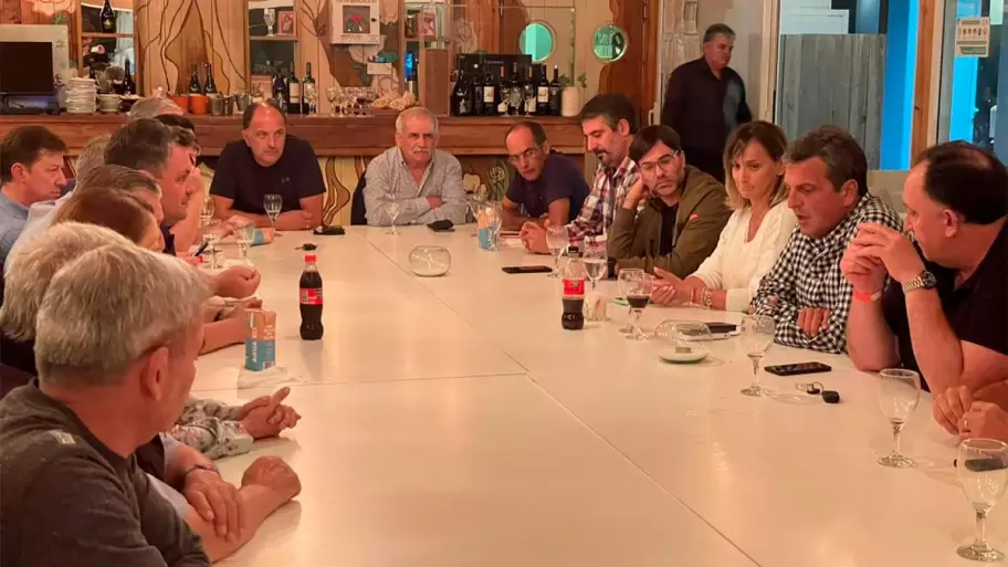 Sergio Massa y Malena Galmarini se reunieron con intendentes bonaerenses del Frente Renovador, para apoyar el paro general de la CGT