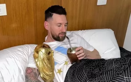 Lionel Messi tomando mates y con la Copa Mundial