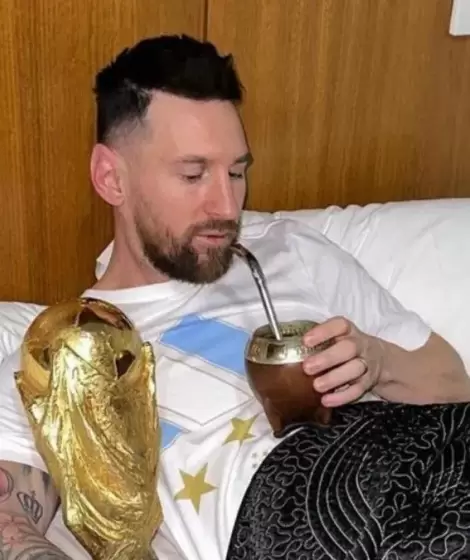 Lionel Messi tomando mates y con la Copa Mundial