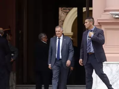 El gobernador tucumano, Osvaldo Jaldo, sale de una negociacin con la Casa Rosada, a horas de apoyar el dictamen de mayora de la Ley mnibus