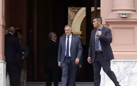 El gobernador tucumano, Osvaldo Jaldo, sale de una negociacin con la Casa Rosada, a horas de apoyar el dictamen de mayora de la Ley mnibus