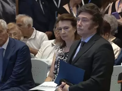 Javier Milei se prepara para hablar ante la comunidad juda argentina, mientras Mariano Cneo Libarona y Diana Mondino lo observan