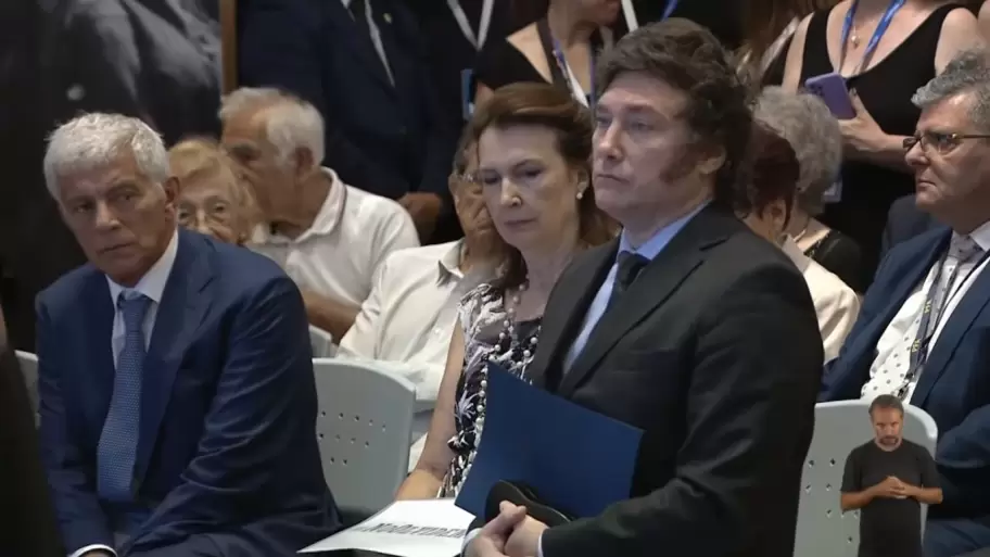 Javier Milei se prepara para hablar ante la comunidad juda argentina, mientras Mariano Cneo Libarona y Diana Mondino lo observan