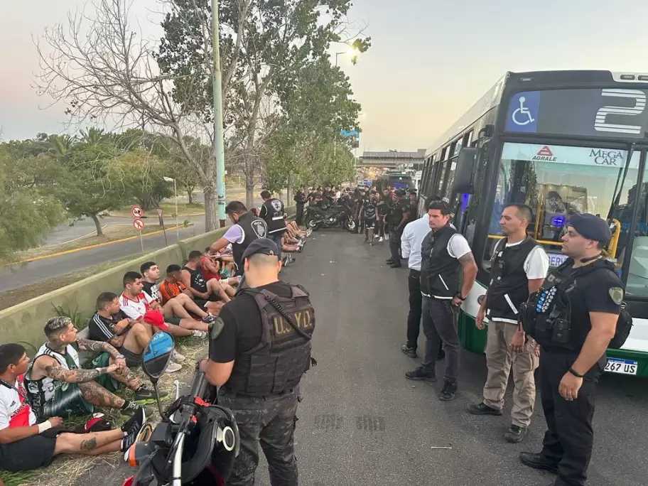 Quedaron  detenidas 30 personas en un enfrentamiento entre barras del "millonario"