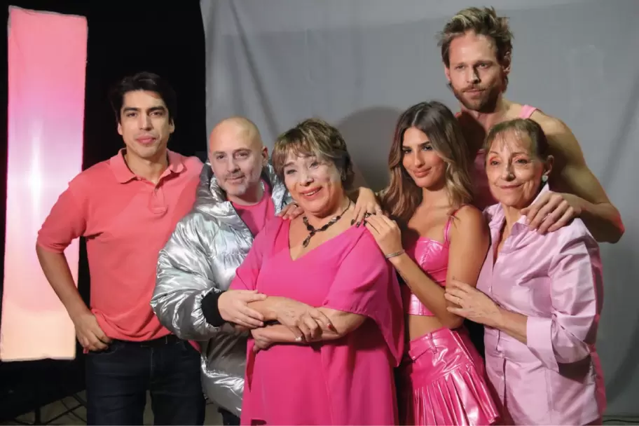 El elenco de Coqueluche en las horas previas al estreno.