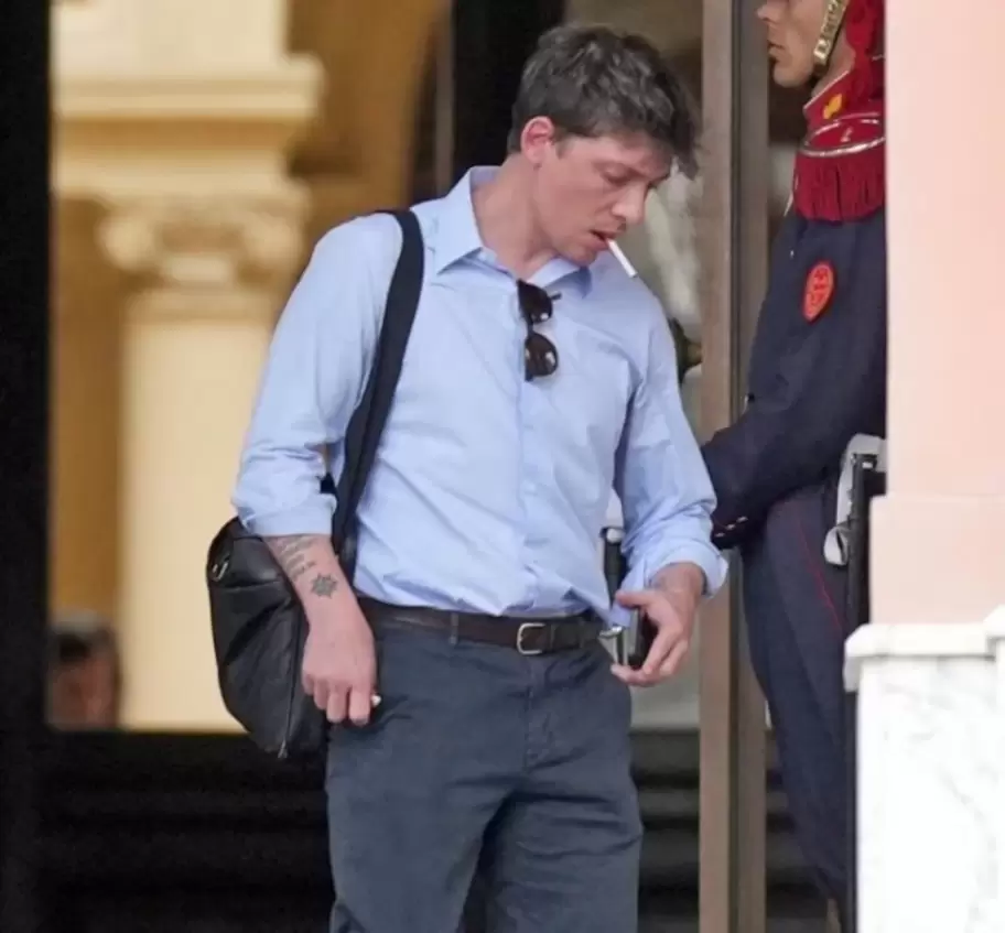 Santiago Caputo y la foto al salir de la Casa Rosada con un cigarrillo entre los dientes, que lo catapult como sex symbol del oficialismo.