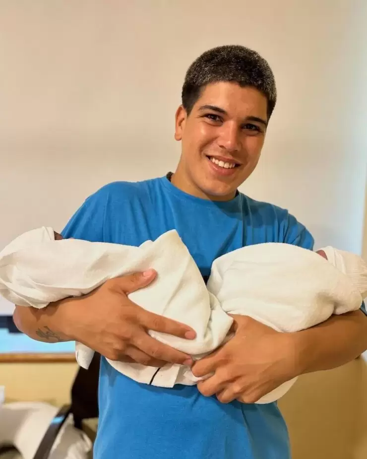 Thiago Medina y sus hijas.