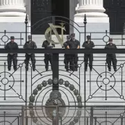 La CGT rechaz la militarizacin del Congreso y las protestas ya llegaron: los cacerolazos y la vigilia