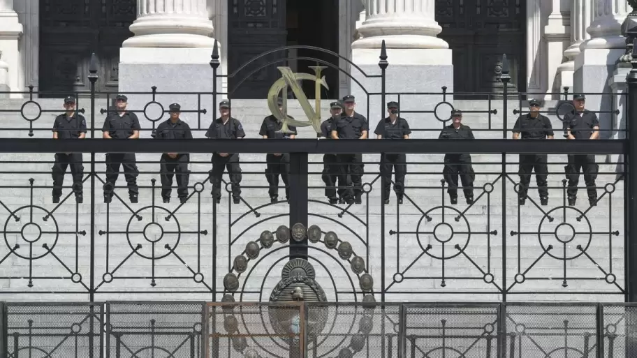 Se trata la Ley mnibus y las fuerzas de seguridad militarizaron el Congreso Nacional de cara a las protestas.