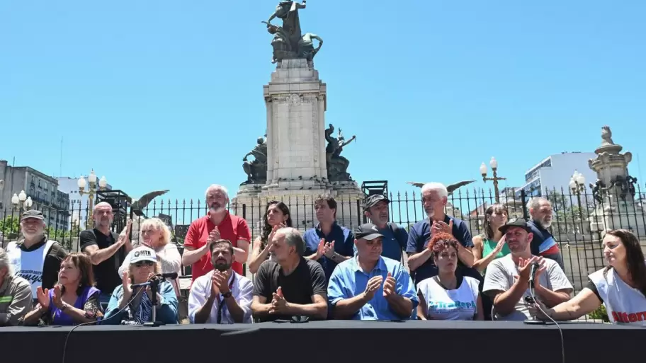 Las organizaciones sociales y de izquierda encabezan la protesta frente al Congreso Nacional ante el tratamiento de la Ley mnibus