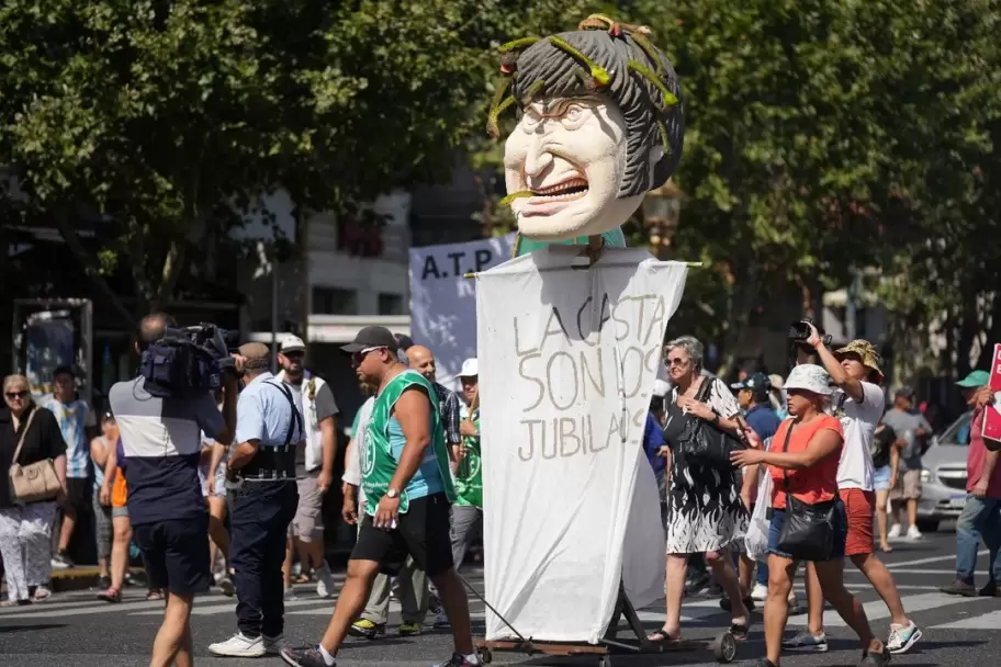 La manifestacin de jubilados frente al Congreso por la Ley mnibus