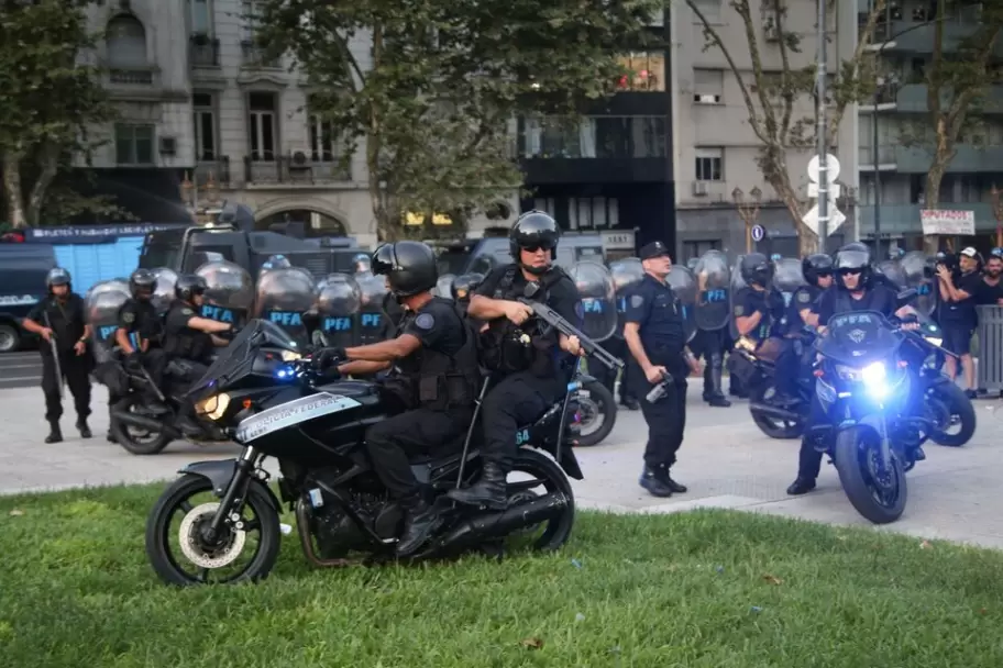 Polica atac a manifestantes con balas de goma