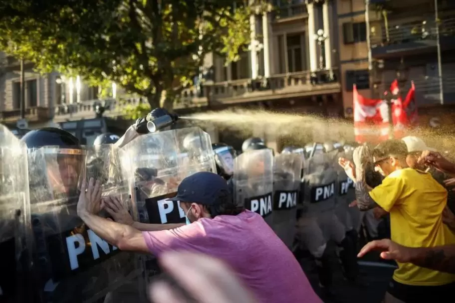 Gas pimienta contra manifestantes