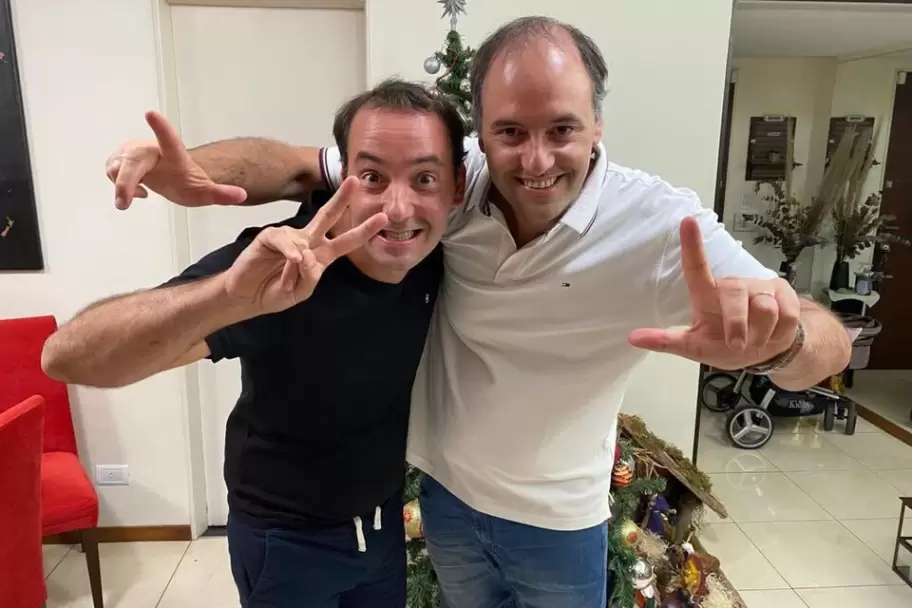 Francisco Adorni, hermano del vocero Manuel Adorni, consiguió un cargo en el Ministerio de Defensa, en el que cobrará 2,6 millones de pesos.