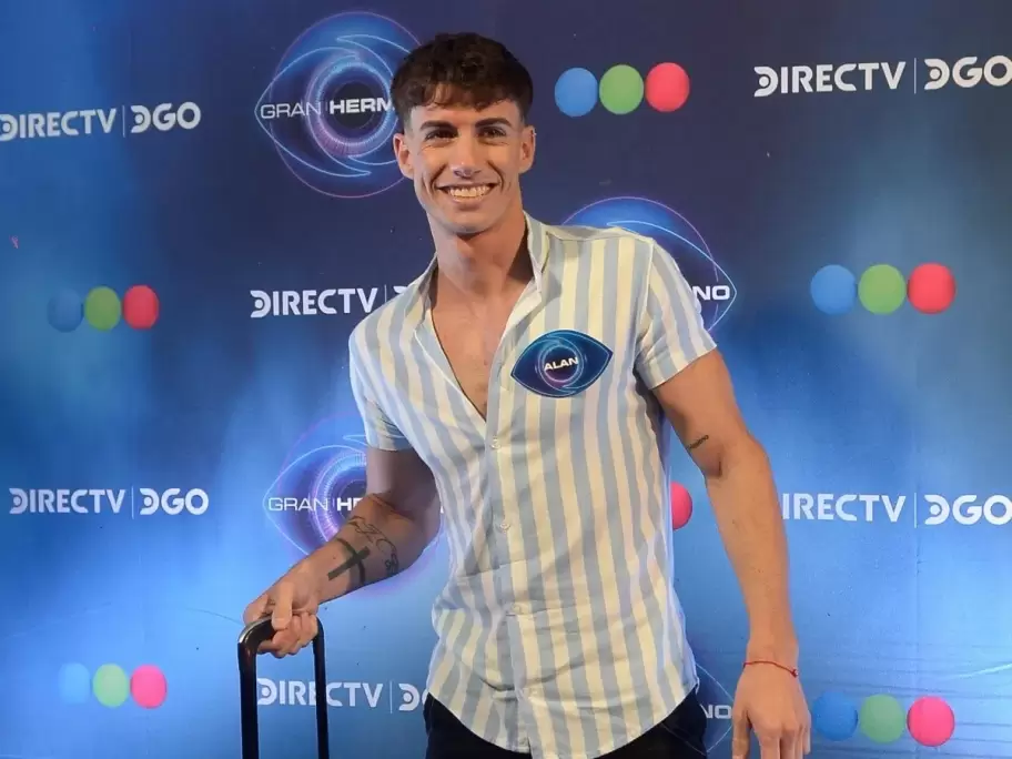 Alan Simone ingresando a la casa de Gran Hermano.