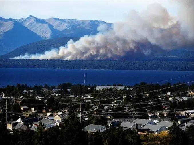 El lago Nahuel HUapi se prende fuego