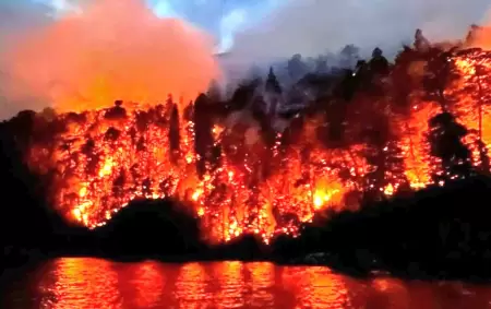 El lago Nahuel HUapi se prende fuego