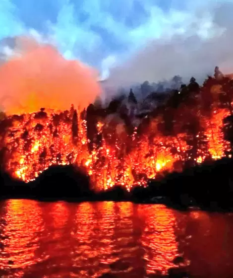 El lago Nahuel HUapi se prende fuego