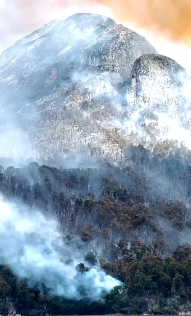 El lago Nahuel HUapi se prende fuego