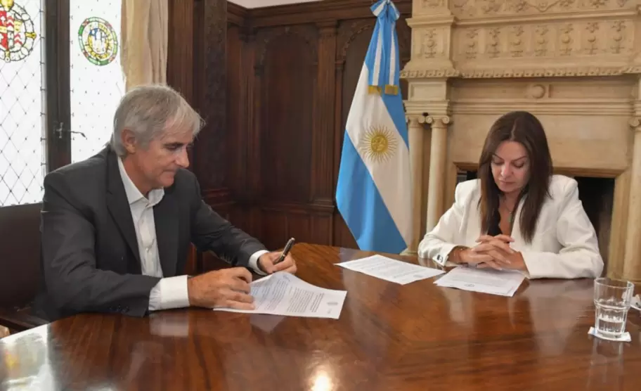 La ministra Sandra Pettovello junto a Luciano Ojea Quintana, director nacional de Critas Argentina