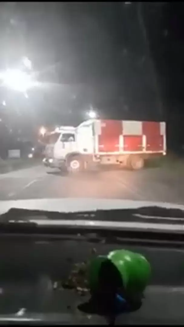 El momento en el que el camionero da la vuelta para embestir al vehículo en General Lavalle, al sur de Córdoba.