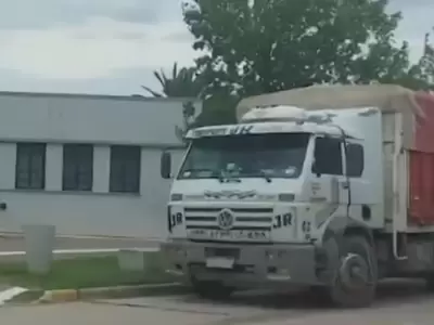El camión sin patente con el que persiguieron y chocaron a un vehículo familiar en General Lavalle, al sur de Córdoba.