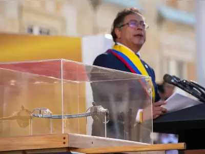 El sable de Simn Bolivar y detrs el presidente Gustavo Petro en su asuncin en 2022.
