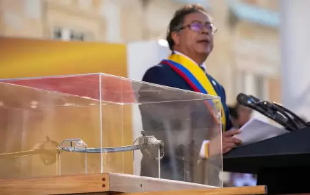El sable de Simn Bolivar y detrs el presidente Gustavo Petro en su asuncin en 2022.