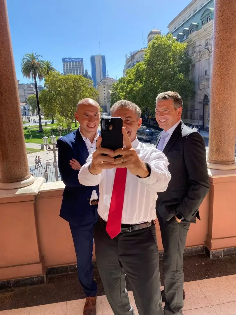 Pablo Rossi, Esteban Trebucq y Luis Majul a minutos de entrevistar al Presidente