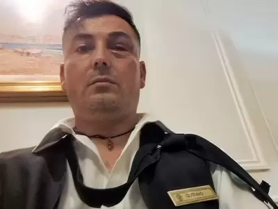 Gustavo Albarenga, empleado hace 20 aos del Hotel Alvear, agredido por un turista brasileo que lo acus de ladrn.