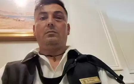 Gustavo Albarenga, empleado hace 20 aos del Hotel Alvear, agredido por un turista brasileo que lo acus de ladrn.