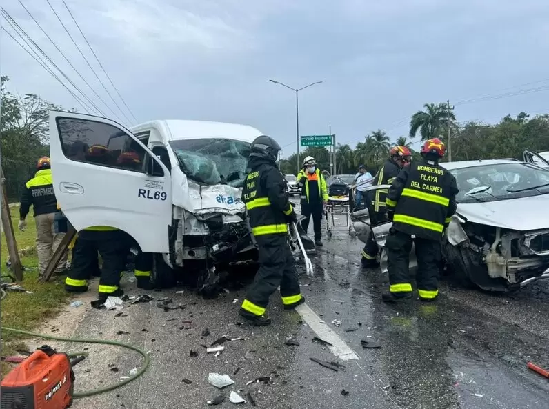 Bomberos trabajando en el lugar de los hechos