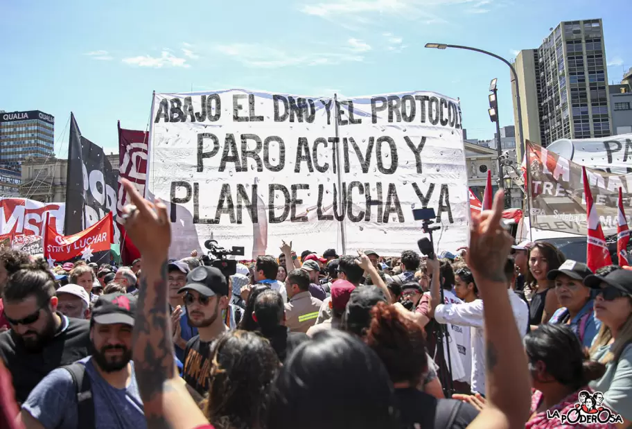 Organizaciones sindicales en las calles en contra del DNU de Javier Milei