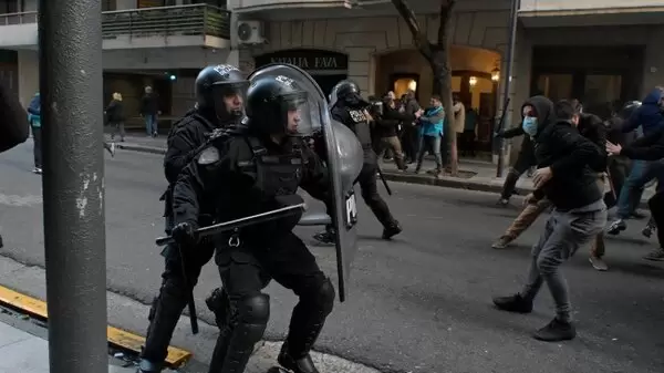 Los manifestantes estaban sobre la vereda al momento del hecho